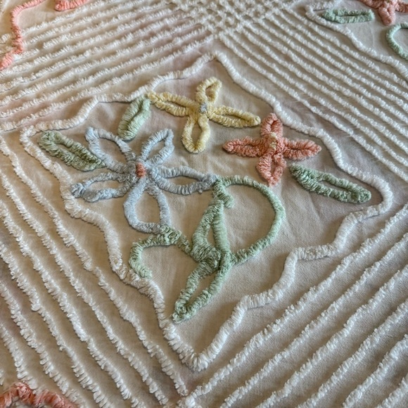 Vintage Chenille Bedspread, Queen/Full Size White Off White Pastel Floral Design - Picture 10 of 16